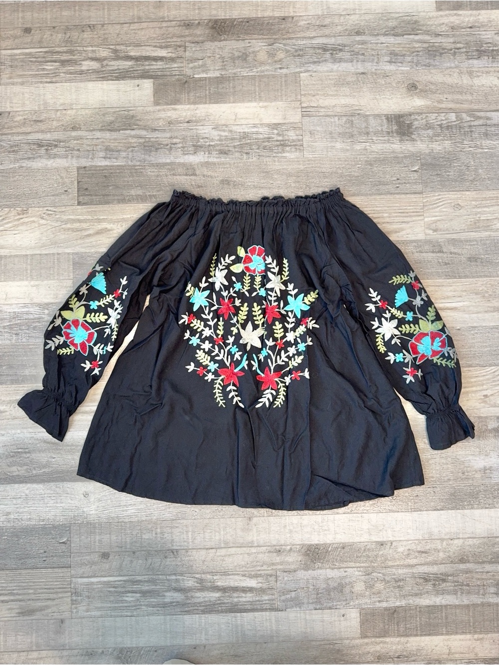 A&A Black Embroidered Peasant Style Top Size Small On Or Off Shoulder I33